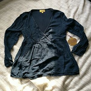 Long sleeve, v-neck, blouse